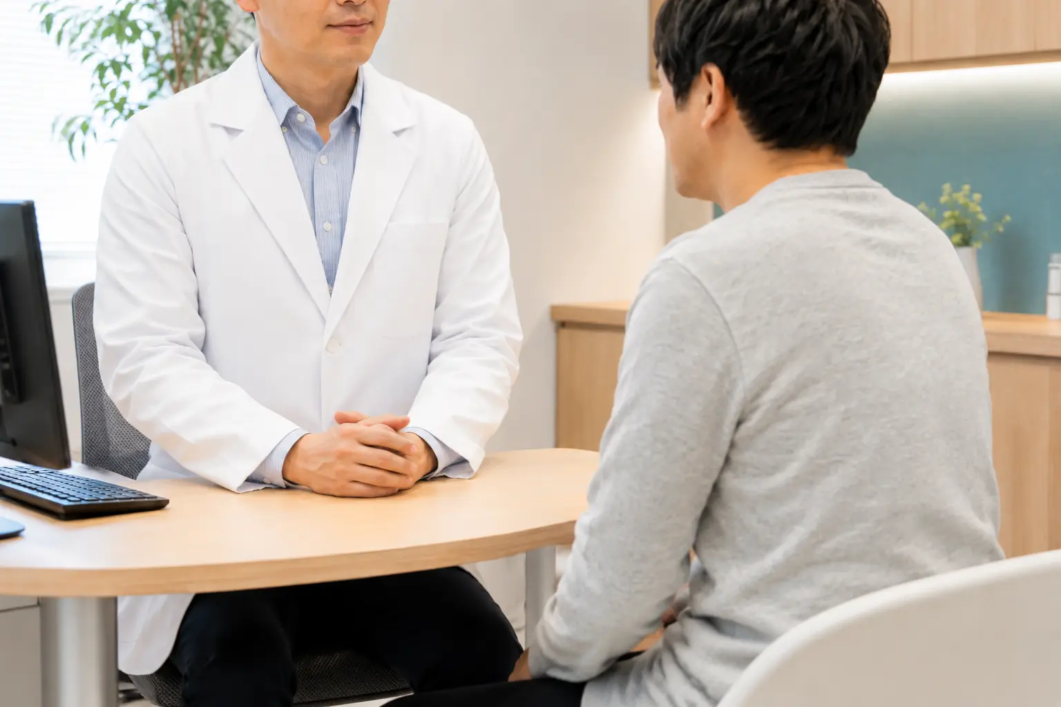 おなかの悩みを医師に相談する患者