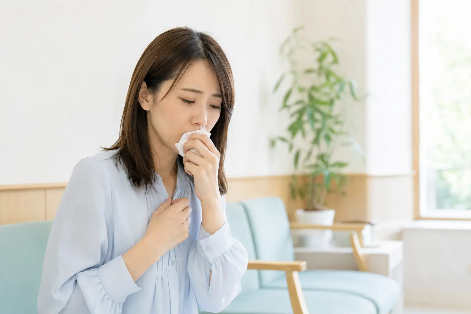 咳の症状で体調を崩している30代の女性